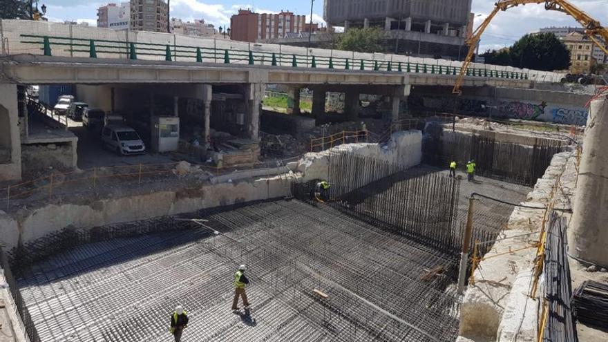 Comienza a cubrirse la losa que tapa el túnel del metro bajo el Guadalmedina