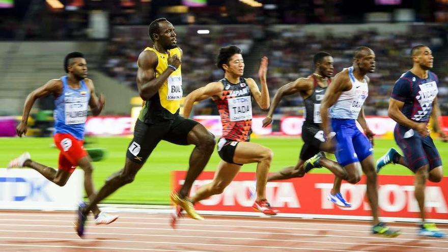 Usain Bolt, durante la eliminatoria de ayer en el estadio de Londres. // Efe