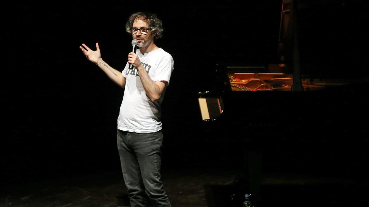 El pianista dirigiéndose al público del Auditorio Mar de Vigo en un concierto pasado. // Marta G. Brea