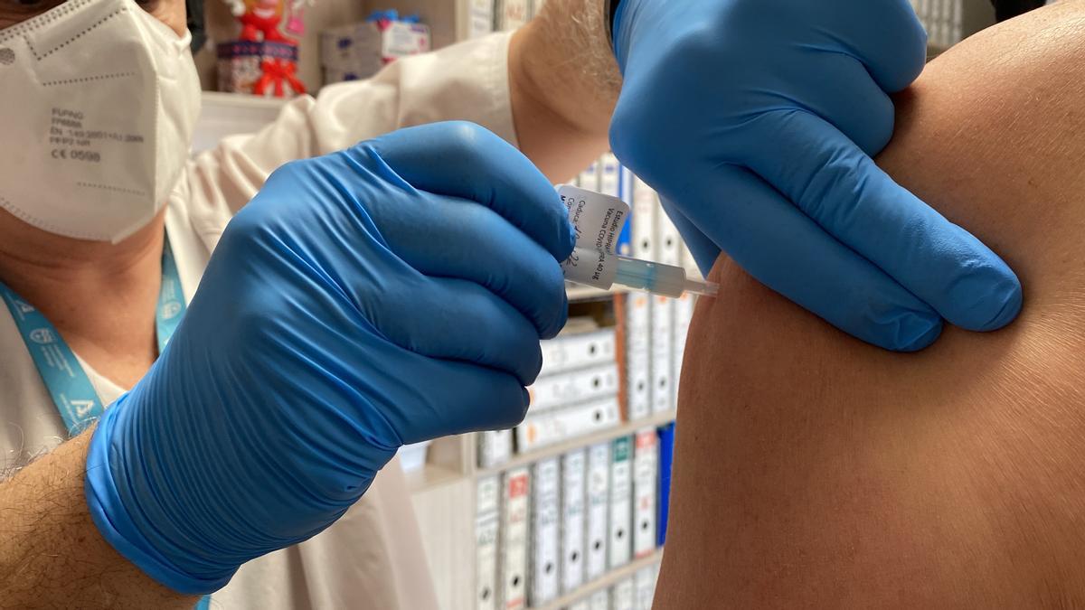 Vacunación frente al covid en un hospital, en foto de archivo