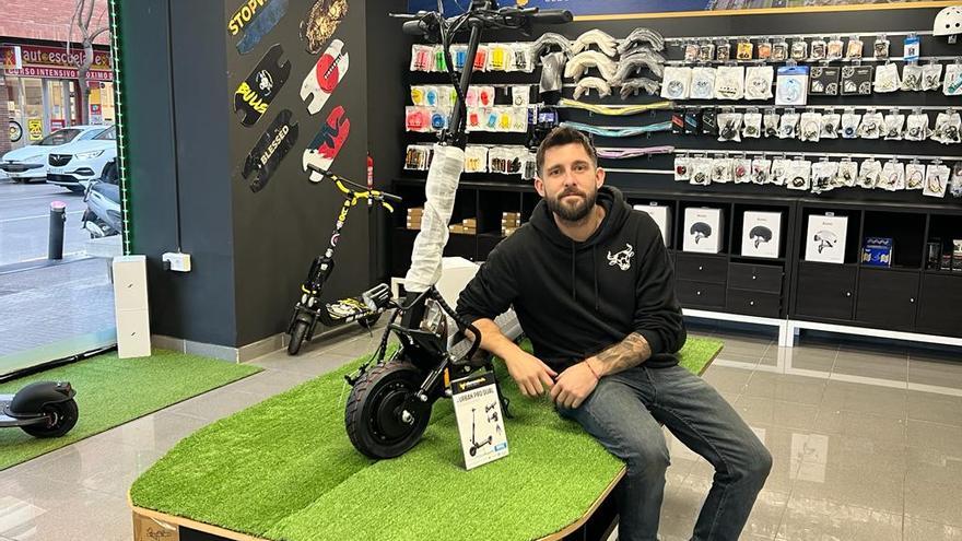 Tomeu Bennassar posa con un patinete eléctrico certificado en la tienda El Terreno Bulls de carretera de Valldemossa.