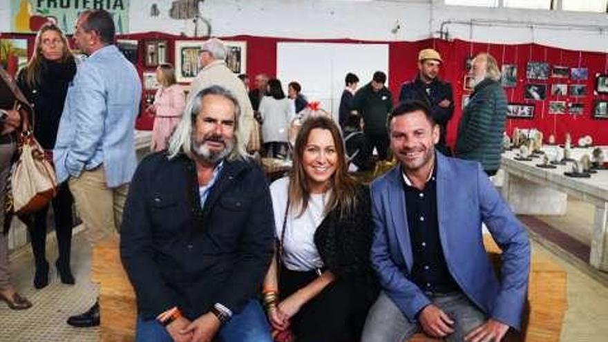 Alonso, Pino y Valverde en el Mercado de Arte de Sabarís.