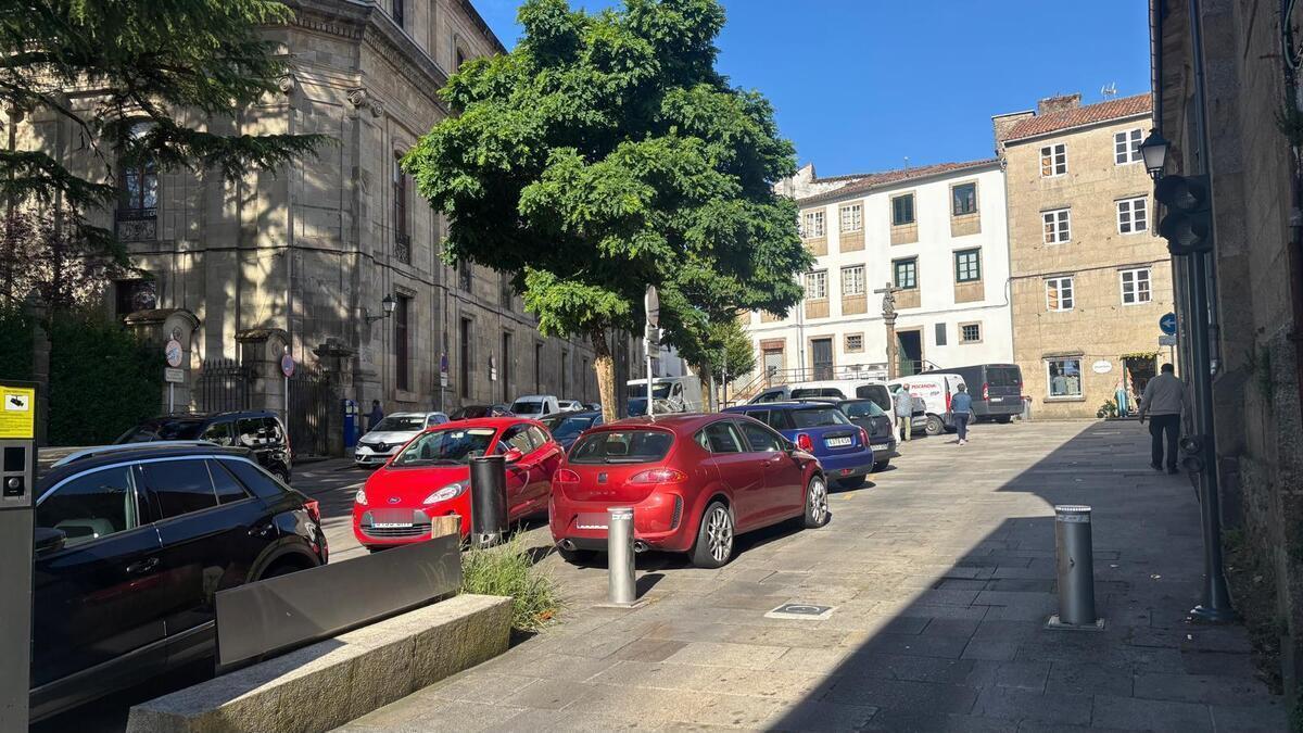 Vehículos aparcados en la zona ORA de San Fiz de Solovio este jueves