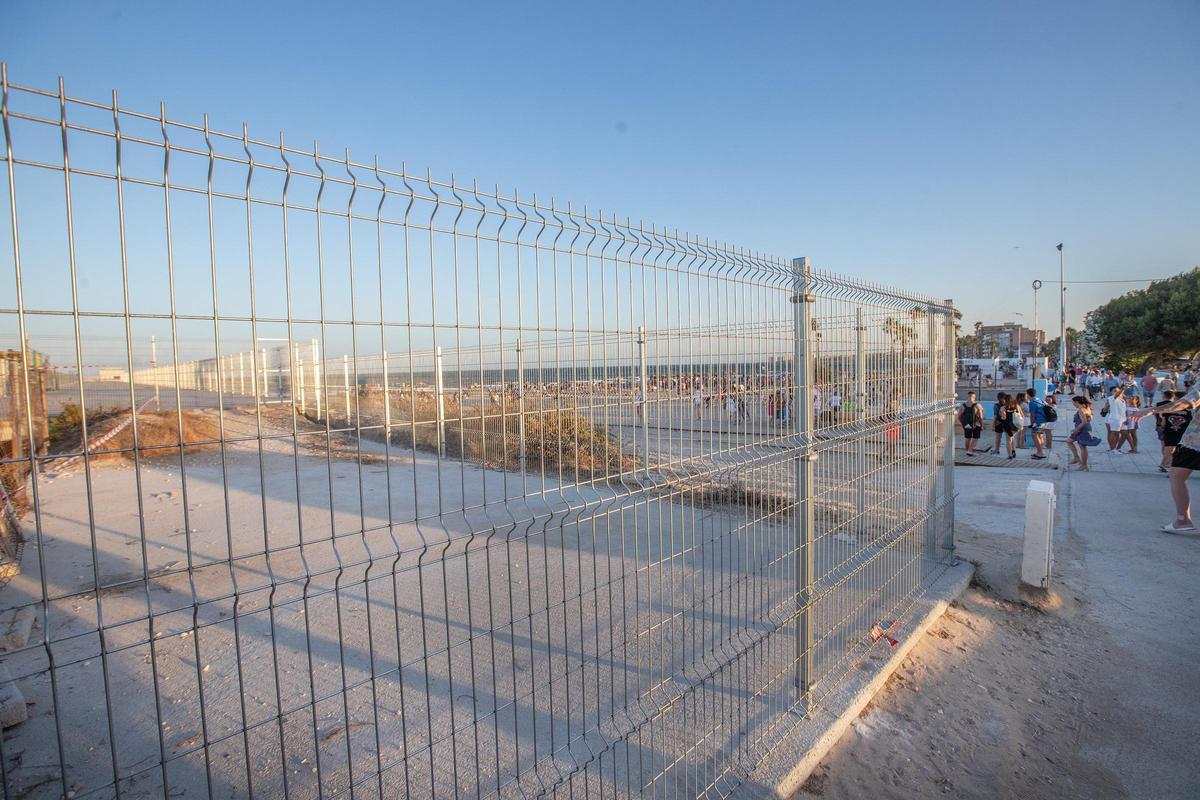 Vallado de seguridad ubicado por Acuamed para evitar el paso de peatones al dique de Poniente