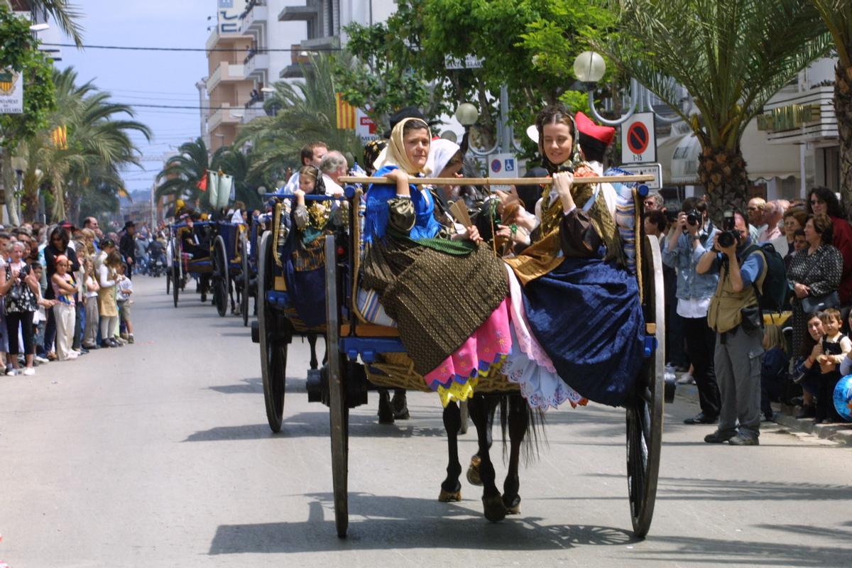 Desfile de carros en un Primer Diumenge de Maig de Santa Eulària