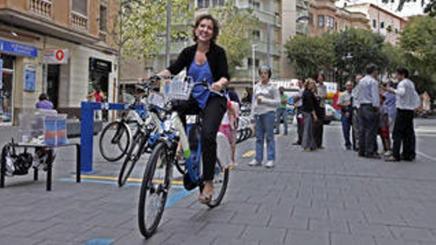 Aina Calvo durante la presentación del nuevo servicio de bicicletas