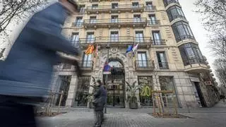 Batalla brutal en un hotel del Eixample: un apuñalamiento en el cuello deja un herido grave