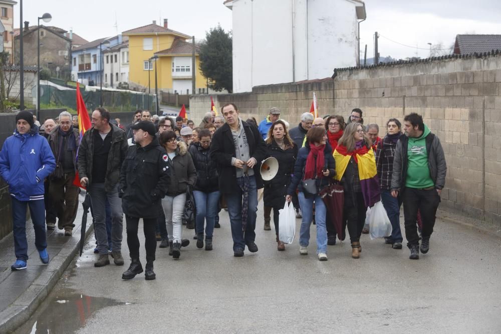 Concentración y visita a la fosa de La Piñera