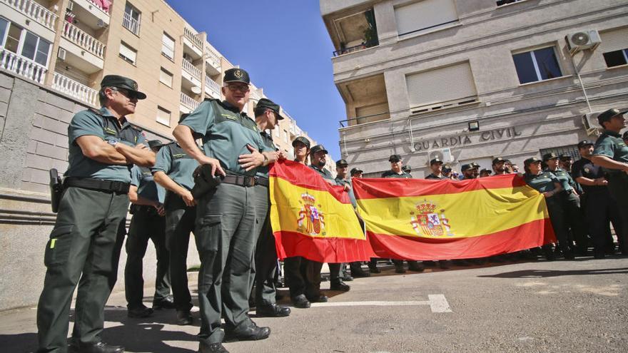 Acto de respaldo a la Guardia Civil y la Policía Nacional destinada en Cataluña desde el cuartel de Torrevieja
