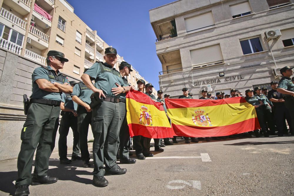 La Guardia Civil, agentes de la Policía Nacional y Local de Torrevieja protagonizaron una concentración de apoyo a la labor de las Fuerzas de Seguridad del Estado en Cataluña