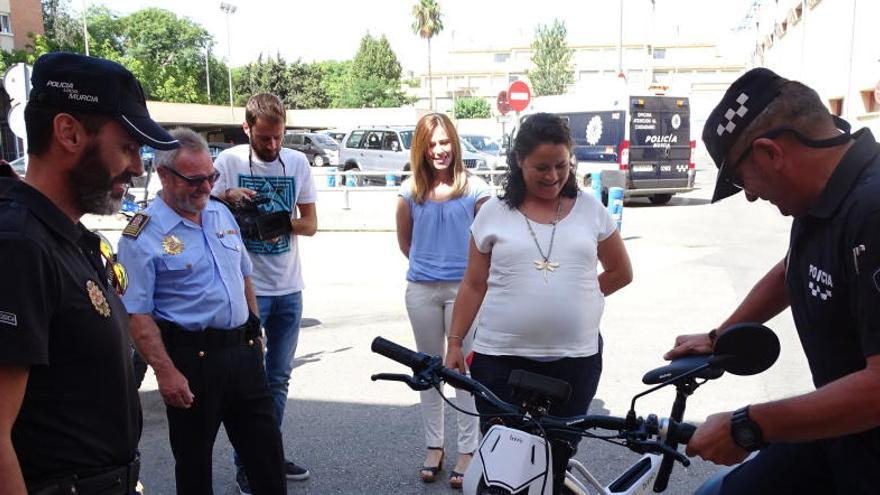 La concejala de Tráfico, Lola Sánchez, observa la moto junto al inspector jefe de la Policía Local.