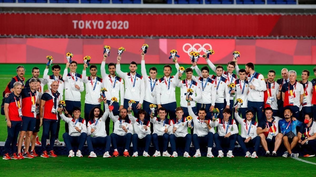Los futbolistas de España celebran tras conseguir la medalla de plata durante los Juegos Olímpicos 2020.
