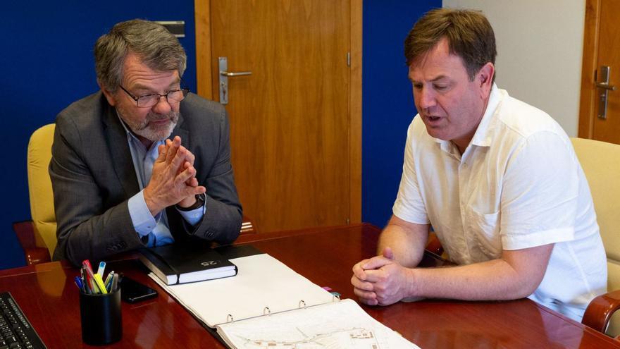 El presidente de Portos, a la izq., y el alcalde de Sada, ayer en una reunión. | LOC