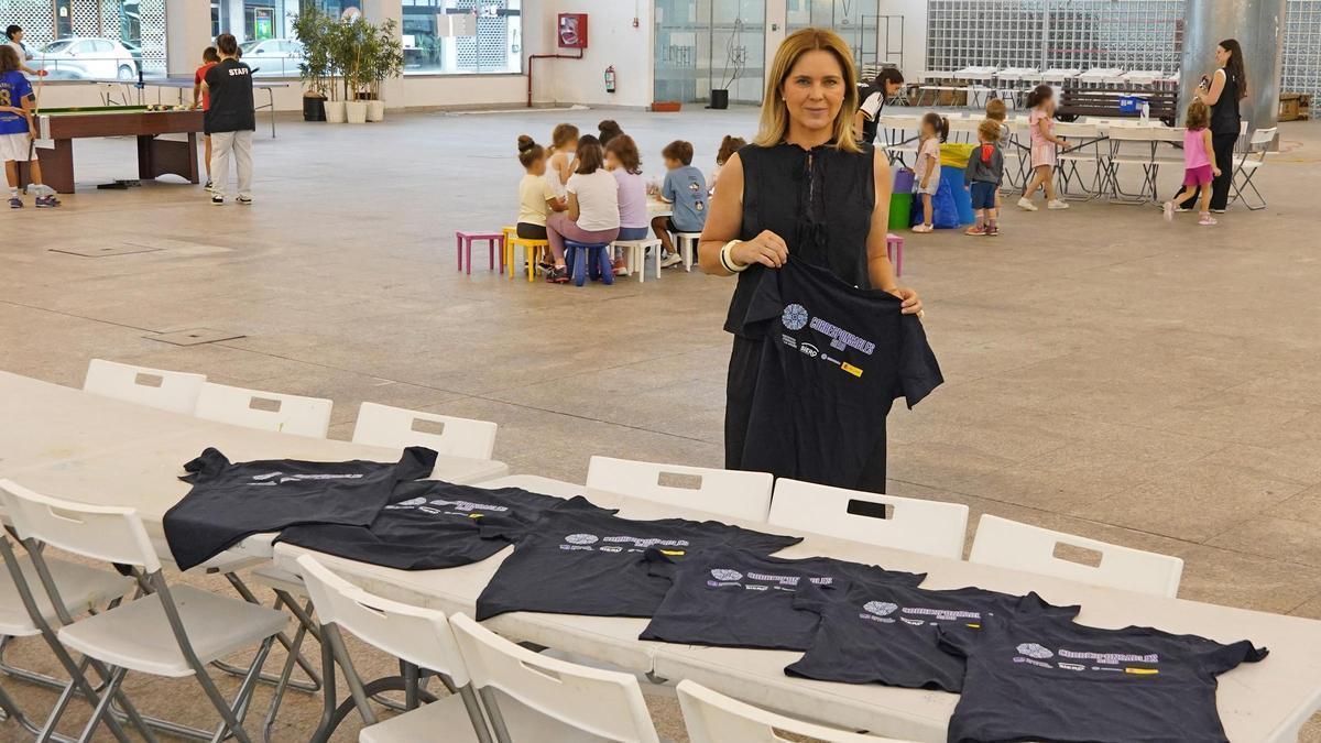 La edil, con las camisetas, en la plaza cubierta, este viernes.