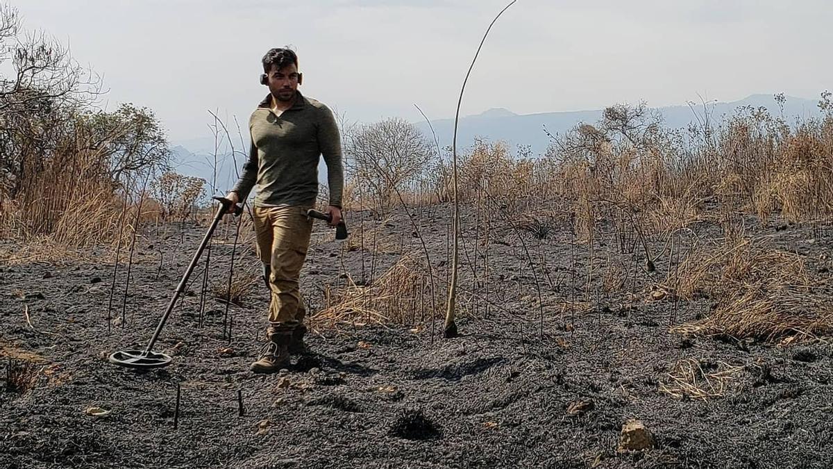 Virgilio con su detector de metales.