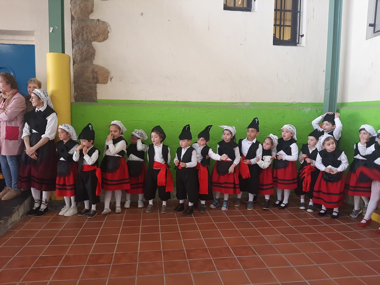 Los aldeaninos del Peña Careses adelantan los Güevos Pintos: así ha sido su mercadillo escolar solidario