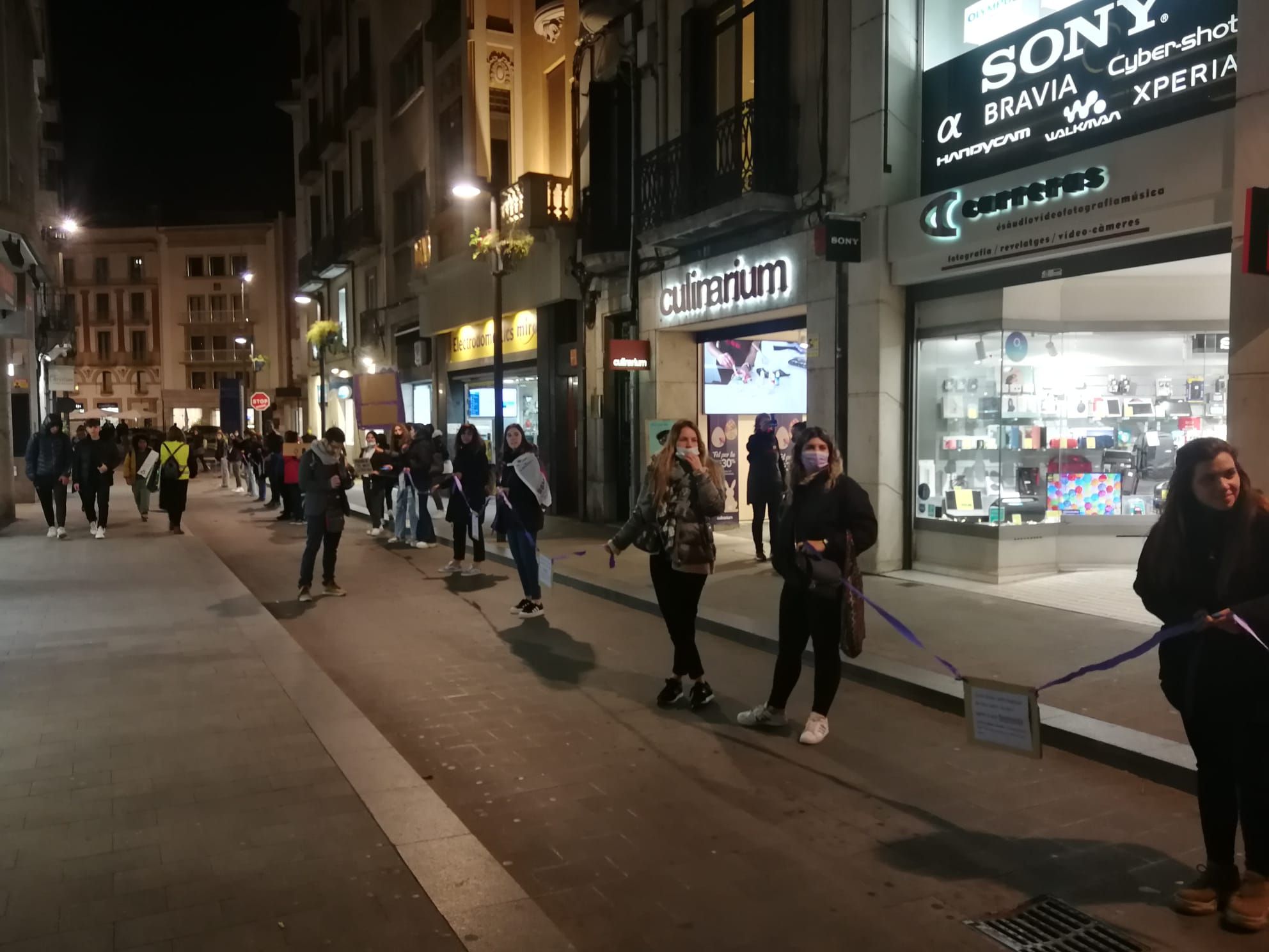 La cadena humana va unir la Rambla Nova i la Rambla, omplint de lila el Carrer Nou