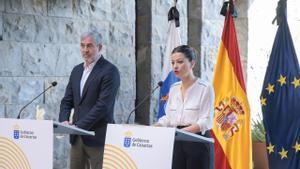 El presidente de Canarias, Fernando Clavijo, y la ministra de Juventud e Infancia, Sira Rego, en uan rueda de prensa conjunta para explicar la situación de los menores migrantes no acompañados