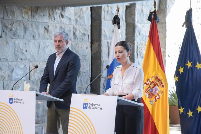 El presidente de Canarias, Fernando Clavijo, y la ministra de Juventud e Infancia, Sira Rego, en uan rueda de prensa conjunta para explicar la situación de los menores migrantes no acompañados