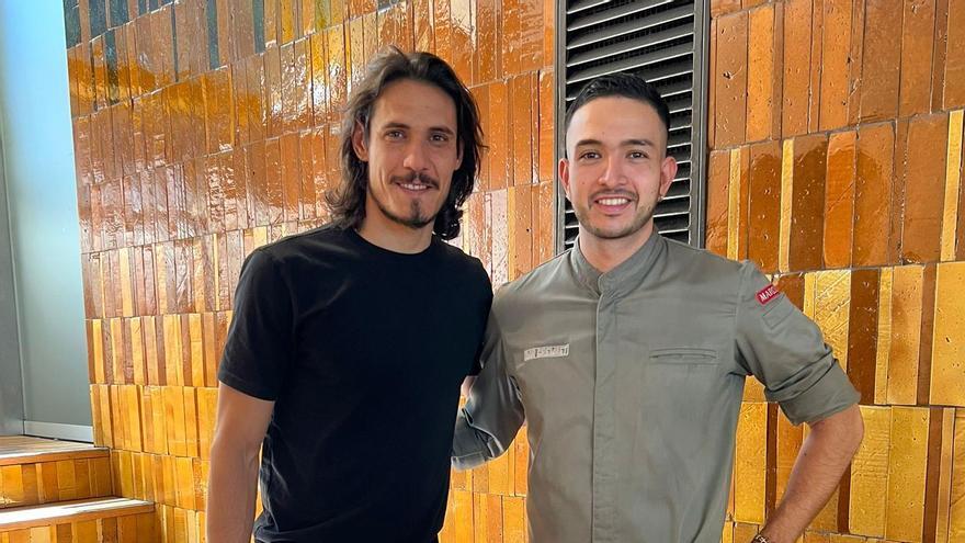 Cavani posa con el encargado del restaurante