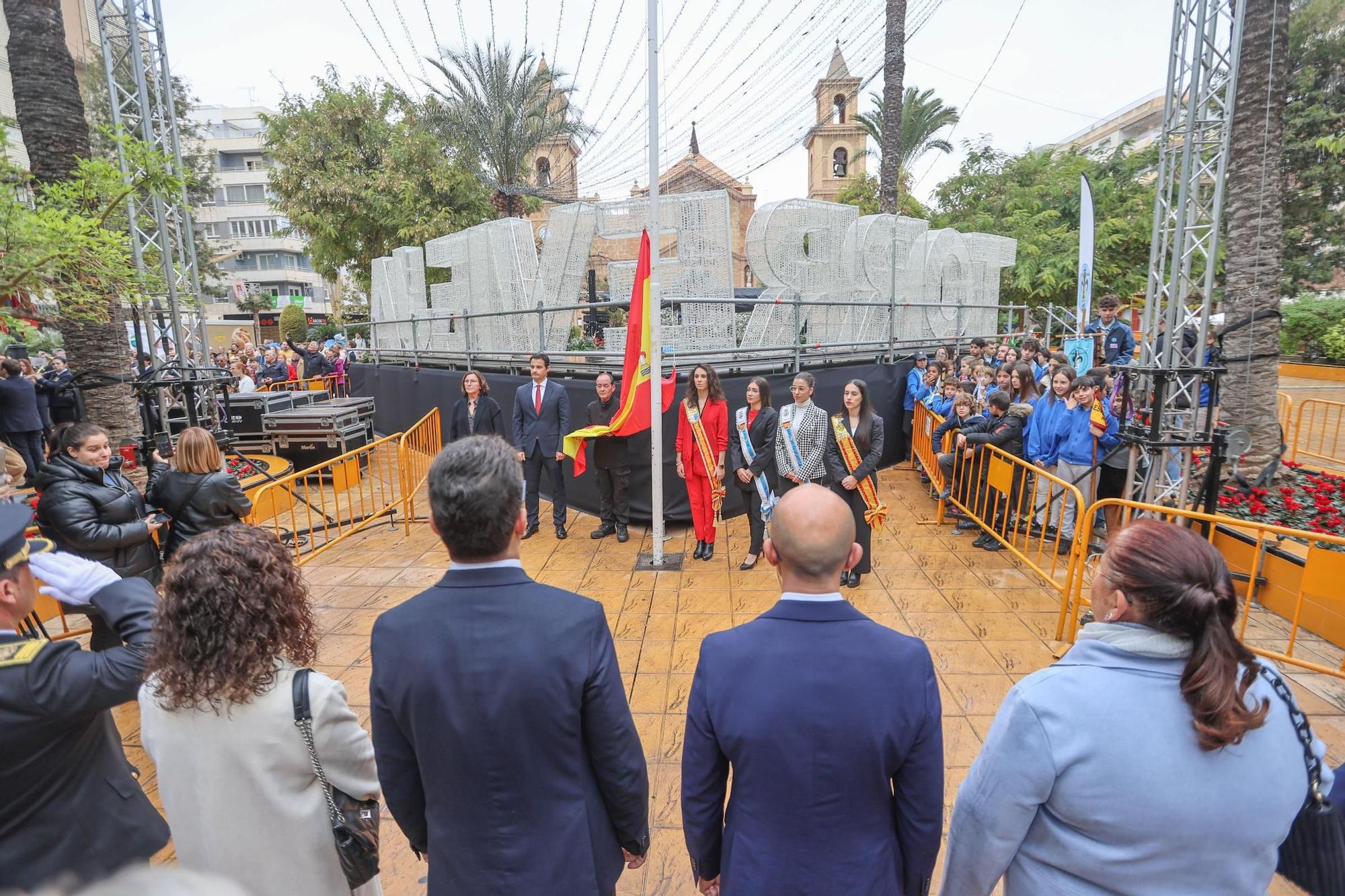 Acto institucional de celebración del Día de la Constitución en Torrevieja y entrega de banderas a los centros educativos