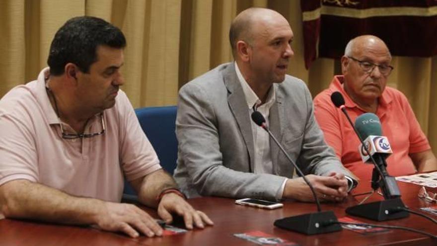 De izquierda a derecha, José Giner, Evarist Aznar y José Amat, anoche en la Llosa de Ranes.