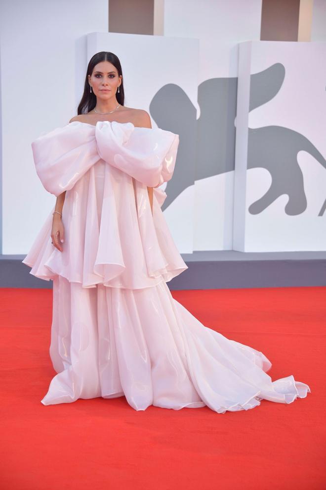 Ludovica Valli con vestido de Antonio Riva en color rosa con gran lazo