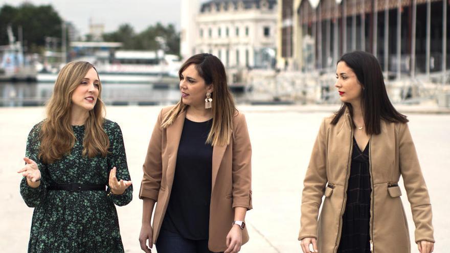 Marta Coscollar, María Robledillo y María Escrivá  pasean en las inmediaciones de la Marina de Empresas, de València.