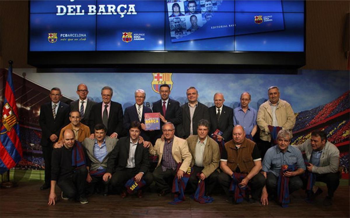 Los autores del libro, con el presidente Bartomeu