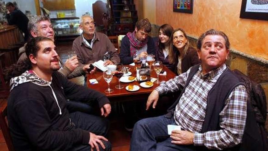 Miembros de Anova en A Estrada, siguiendo el recuento electoral de las autonómicas en un bar local. // Bernabé / Luismy