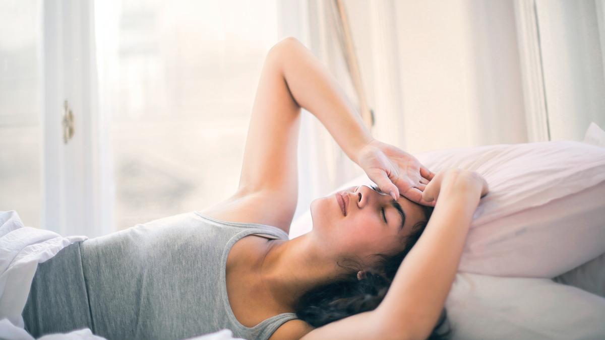 Ejercicio físico: Ocho ejercicios para realizar antes de levantarnos de la  cama y empezar el día con buen pie