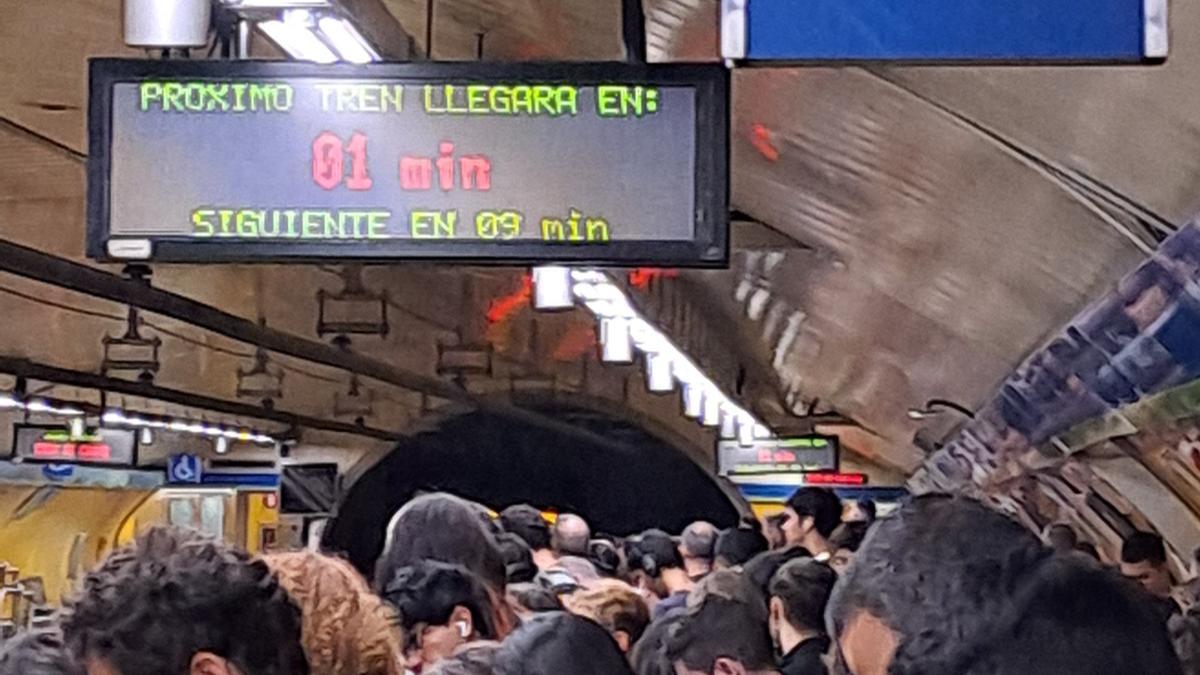 Andén de la Línea 5, colapsado esta mañana.