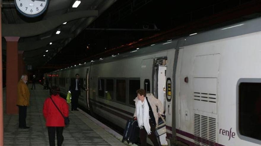 Una viajera baja del tren de Madrid a su llegada a la estación de Urzáiz con media hora de retraso, ayer.