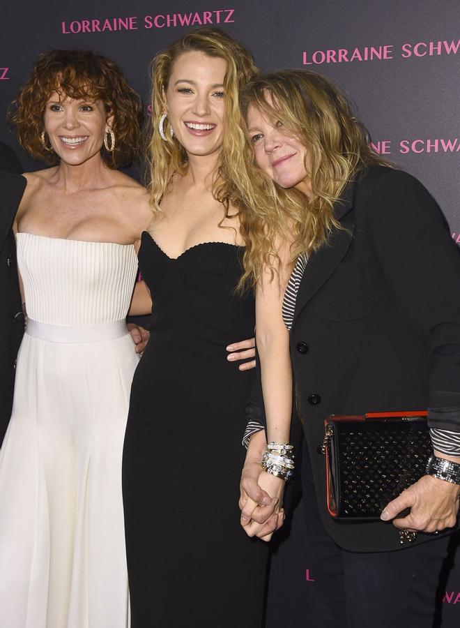 Blake Lively, junto a su hermana Robyn y su madre Elaine