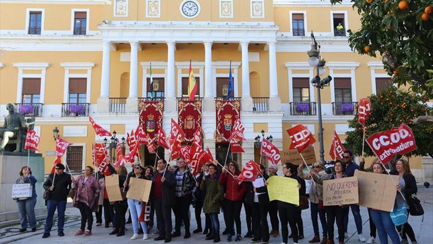 El nuevo contrato de limpieza de 21 colegios de Badajoz preocupa a los trabajadores