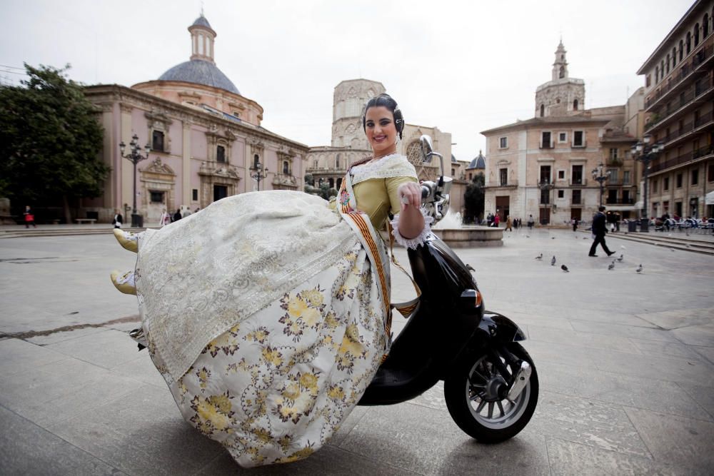 Y con Amparo Bresó llegamos a la Plaza de la Virgen, un lugar al que acudió cuando era candidata para pasar por el agua bendita su dorsal 43. Acompañada de una fiel compañera: la Aprilia Haba Custom...