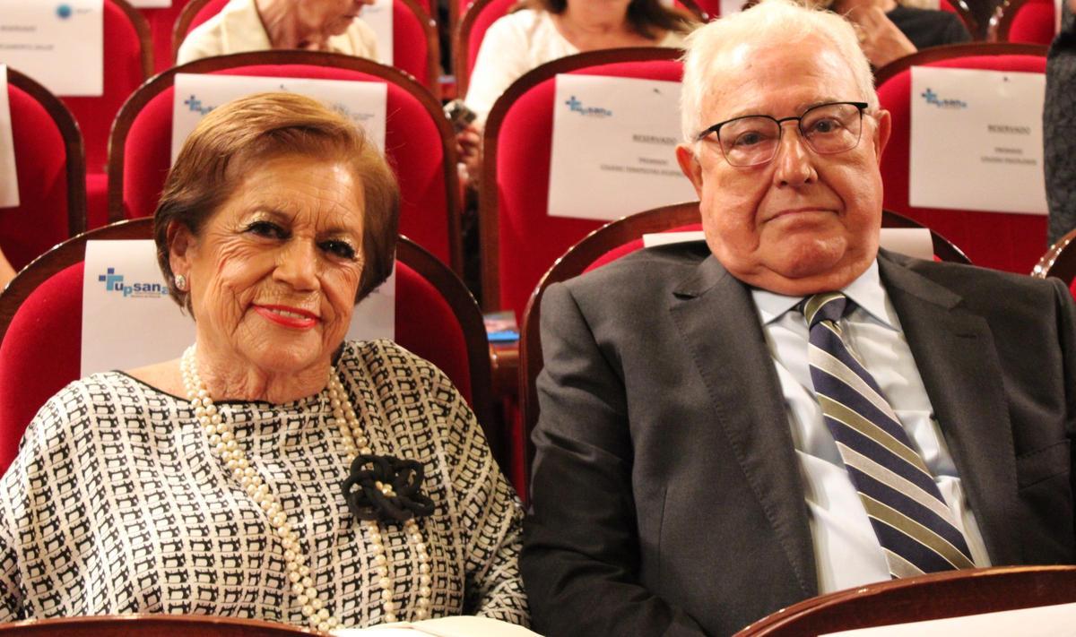 El homenajeado Ponce de León junto a su esposa, la también dentista María Teresa del Bello, durante la X Gala de la Salud.