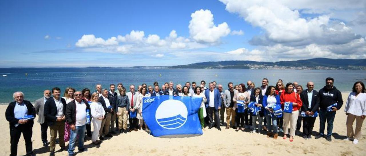 Foto de familia de los concellos
con Bandera Azul.   | // GUSTAVO SANTOS