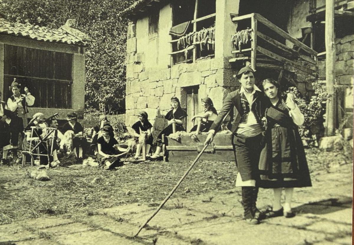 Imagen del rodaje de «La Virgen del Cristal» (1925) en la portada del libro «Viaje cinematográfico por Galicia». | FDV