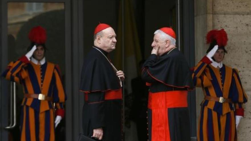 Dos cardenals italians a la porta del Vaticà.