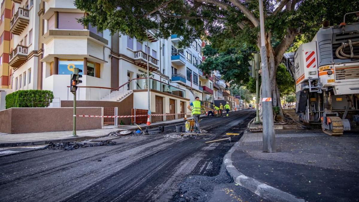 Trabajos de asfaltado en Santa Cruz de Tenerife.