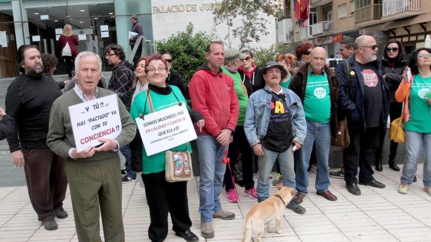 Miembros de la PAH, aye ante el Palacio de Justicia.