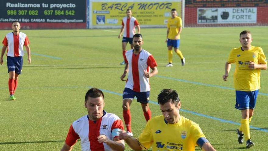 Un jugador del Alondras presiona a un rival durante un encuentro. // Gonzalo Núñez