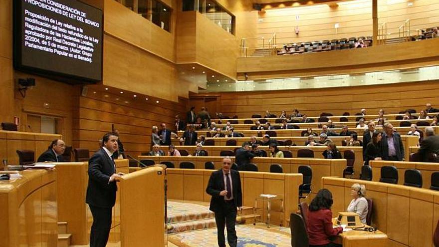 El senador benidormense Agustín Almodóbar, del PP, ayer mientras defendía su proposición en el pleno de la Cámara Alta.
