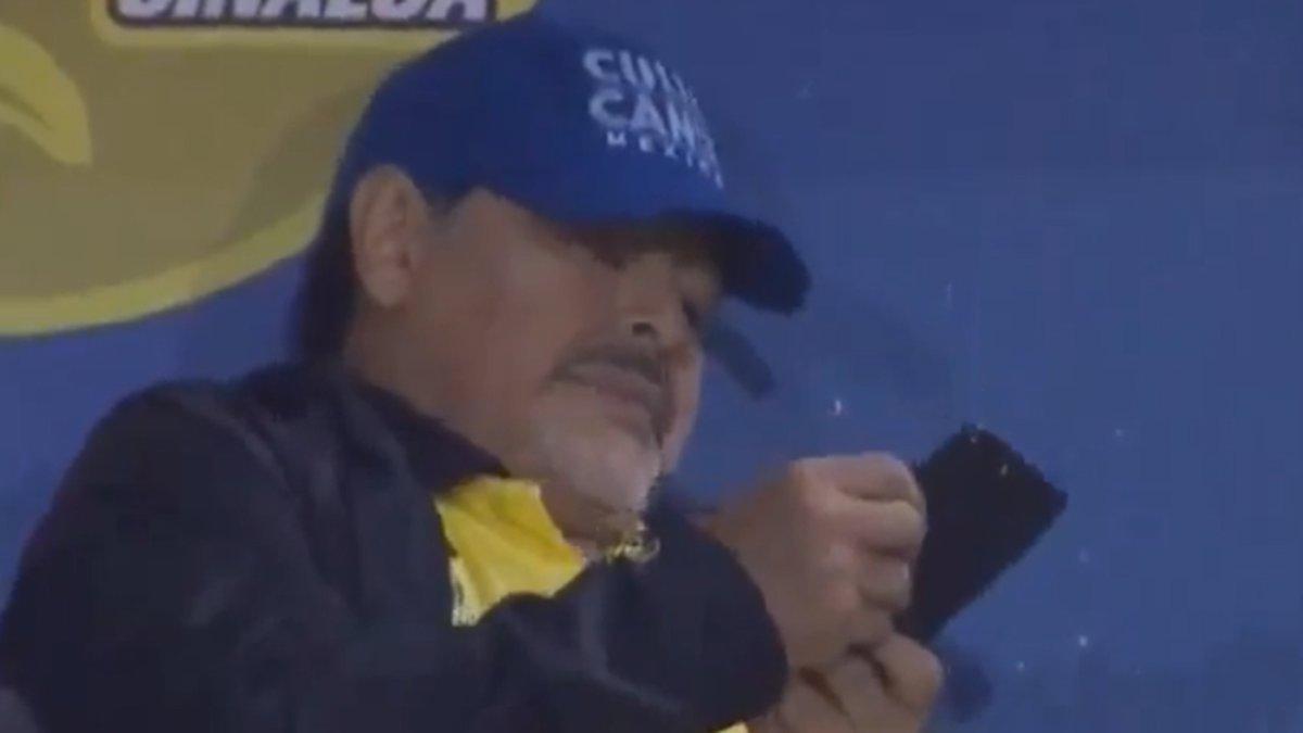 Maradona descolgó una llamada telefónica mientras dirigía a su equipo