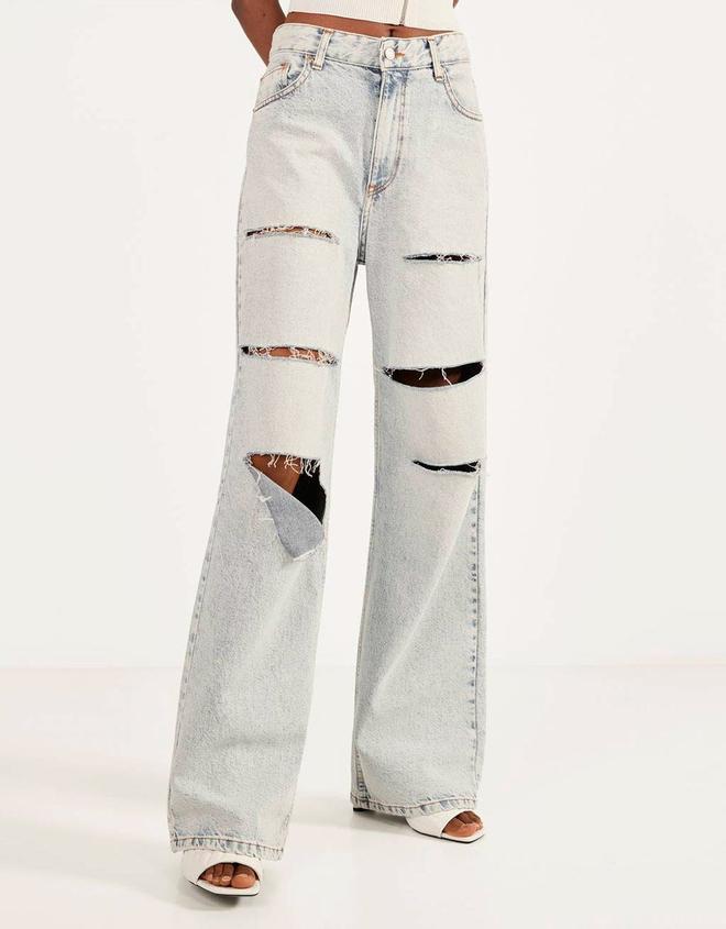 Pantalón flare vaquero de Bershka (precio: 29,99 euros)