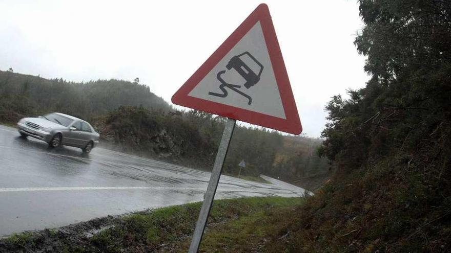 Un coche pasa por una carretera con suelo deslizante.