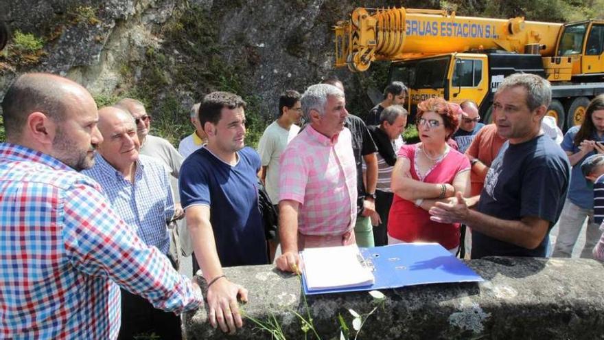 Residentes, empresa y Diputación de Lugo dedicaron la mañana a negociar.