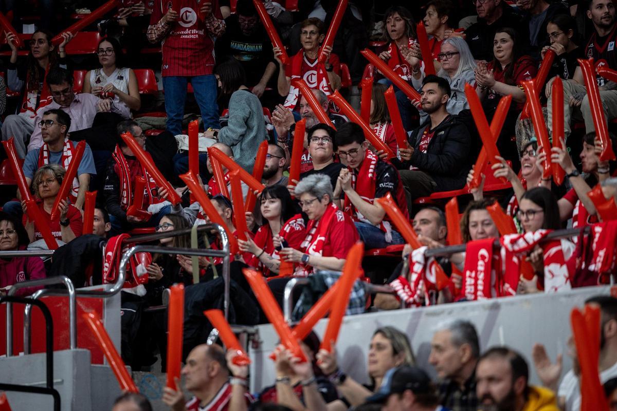 La Marea Roja anima a las jugadoras del Casademont Zaragoza en el Príncipe Felipe.