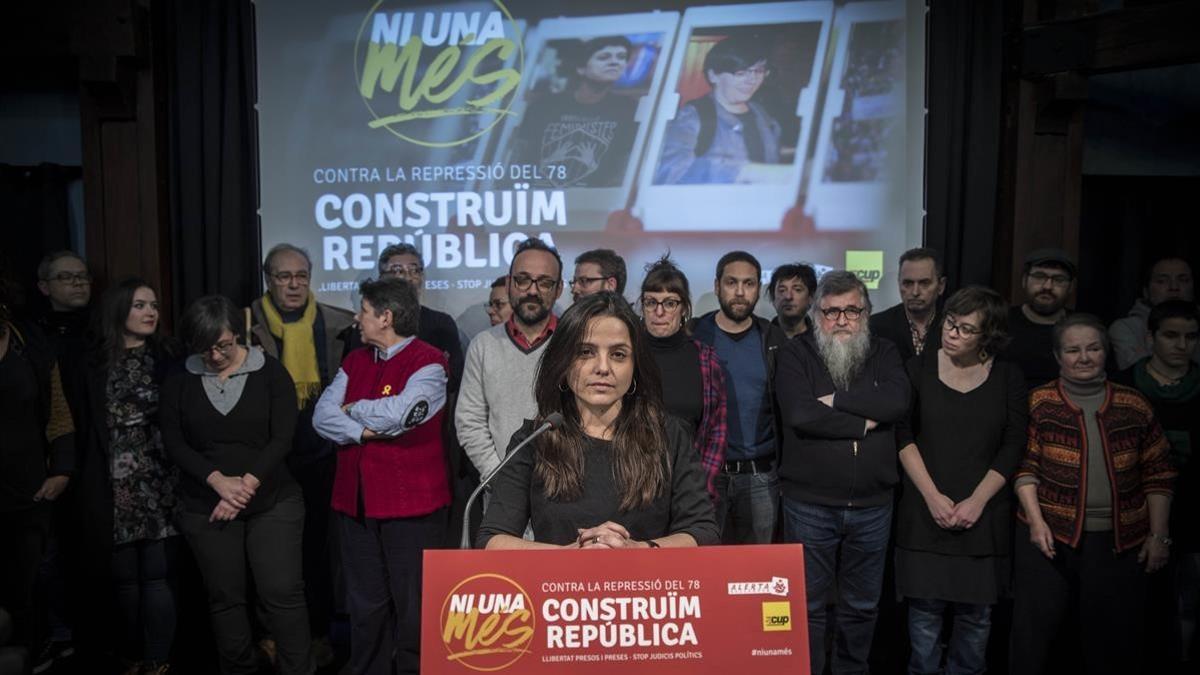 La diputada de la CUP Maria Sirvet, en la rueda de prensa que ha ofrecido junto al exdiputado Benet Salellas para hablar de la estrategia de Anna Gabriel, este martes, en Barcelona.